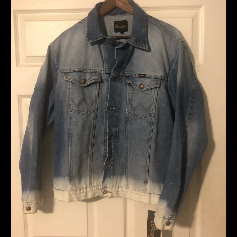 Wrangler denim jean jacket. Acid washed. Large.